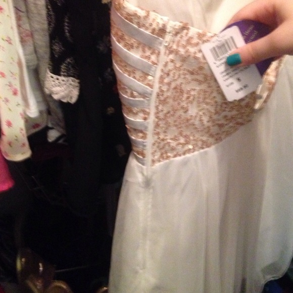 Dress - Picture 4 of 4