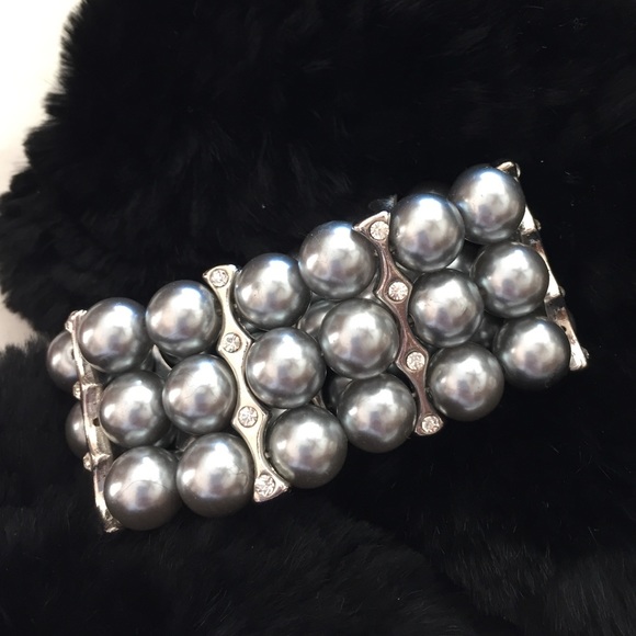 Gray faux pearls....necklace and bracelet - Picture 2 of 4