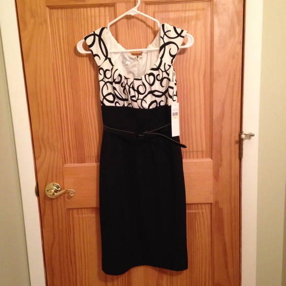 Black and white dress that fits like a 2.