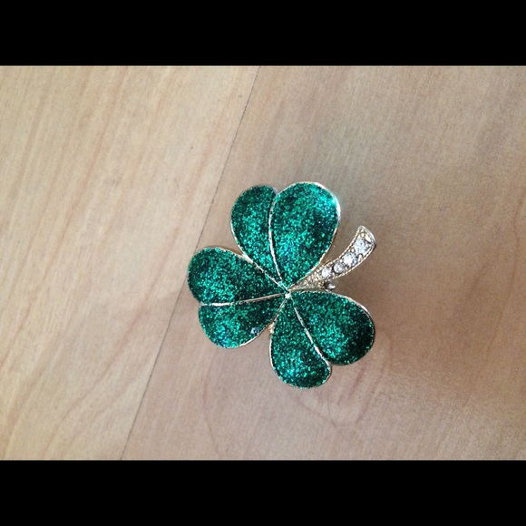 Charming Charlie elastic band shamrock ring