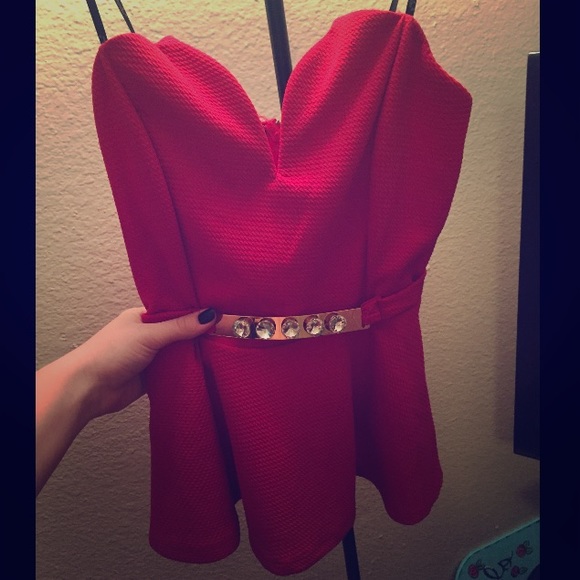 Strapless bright red blouse!Perfect for going out
