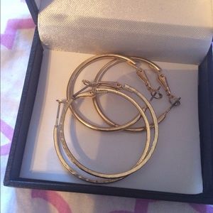 2 pairs of Gold earrings 2 pairs of Gold earrings
