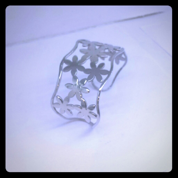 Flower bangle bracelet