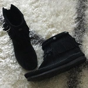 Minnetonka black fringe booties - short