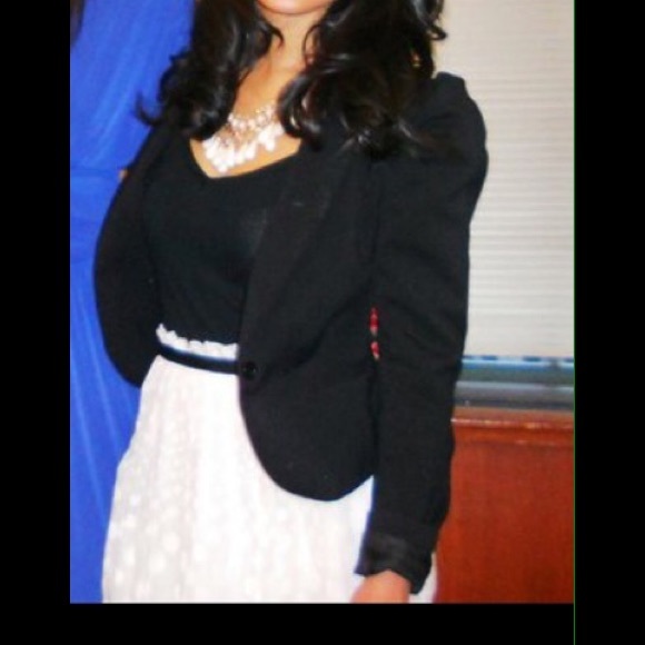 Black blazer w ruched sleeve