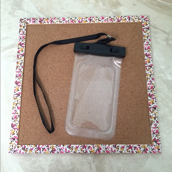 NWOT WATERPROOF IPHONE 6 HOLDER