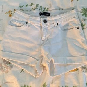 BDG WHITE SHORTS (SHORTIE)
