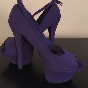 Peep-toe pumps