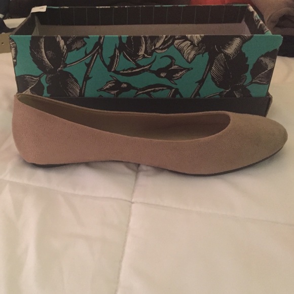 BRAND NEW NEVER WORN Lower Eastside Tan Flats - Picture 3 of 4