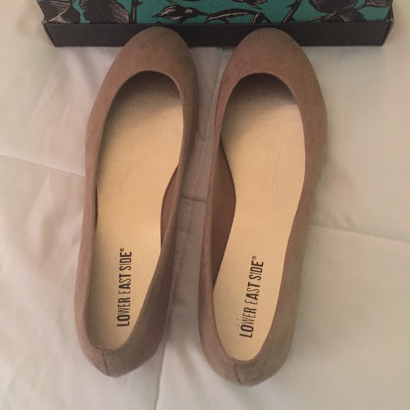 BRAND NEW NEVER WORN Lower Eastside Tan Flats - Picture 2 of 4