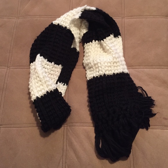 Black and white scarf