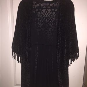 Black kimono by Kendall and Kylie