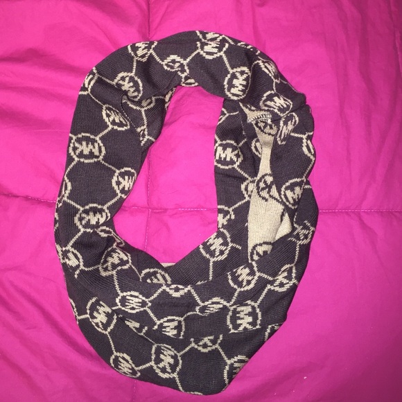Authentic Michael Kors Brown circle scarf - Picture 2 of 2