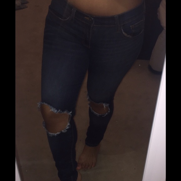 Sneak peak Denim - NWOT BUSTED KNEE SKINNY JEANS🌟