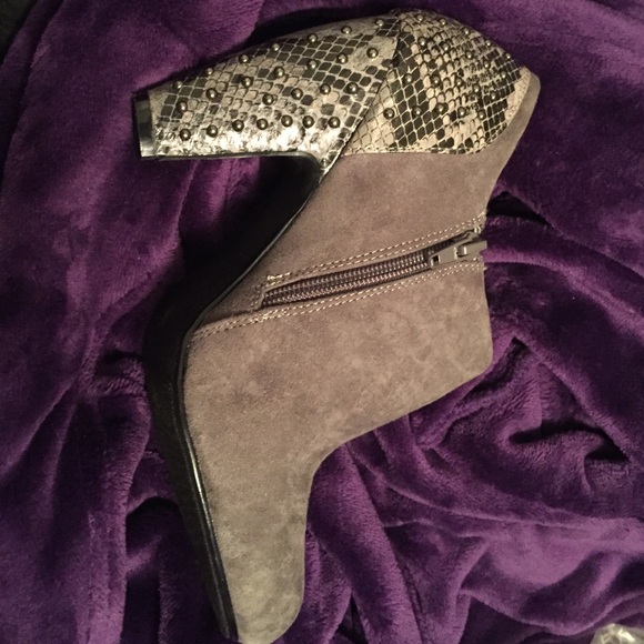 London Rebel Suede like booties 8.5