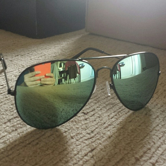 **SOLD** Black frame - mirrored lense aviators