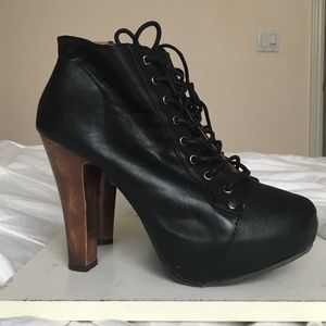Heeled lace up boots