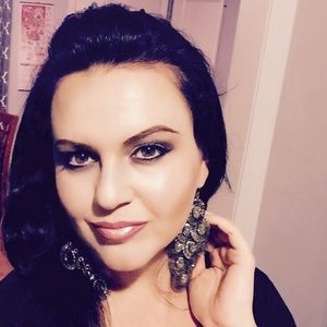 Meet your Posher, Alma