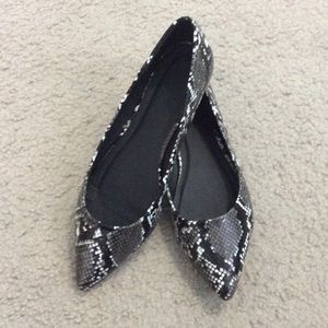 Monochrome Snake Print Pointed Flats