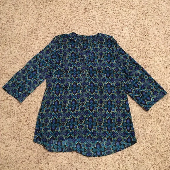 Patterned V neck popover top