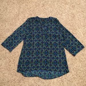 Patterned V neck popover top