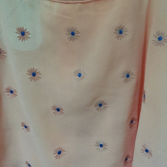 SOLD! 🌼New Floral Top - Picture 3 of 3