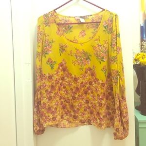 Perfect for the spring! Long sleeve floral blouse