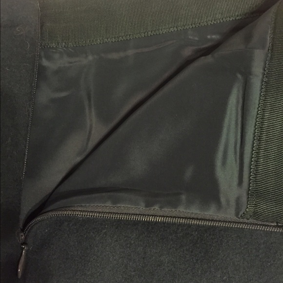 Size double zero, hunter green skirt - Picture 4 of 4