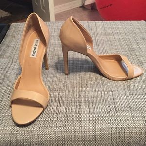 Steve Madden nude pump
