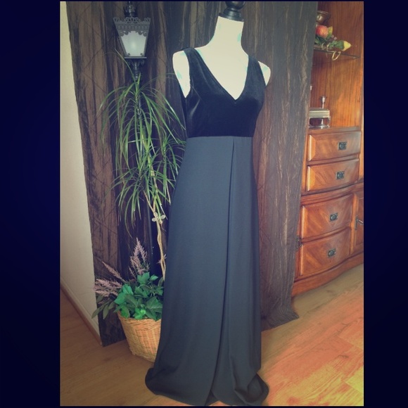 Black long formal dress - Picture 1 of 4