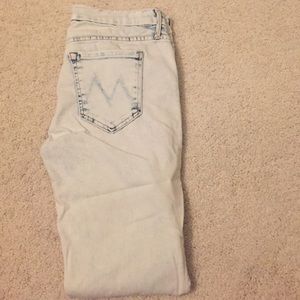 Light wash Mother Jeans. Size 28!