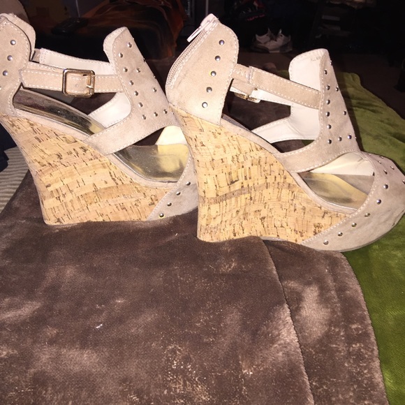 Wedges  ✨ - Picture 2 of 4