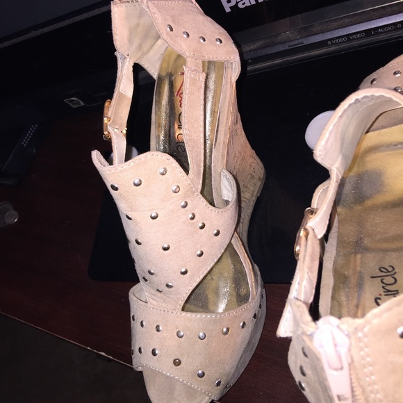 Wedges  ✨ - Picture 3 of 4