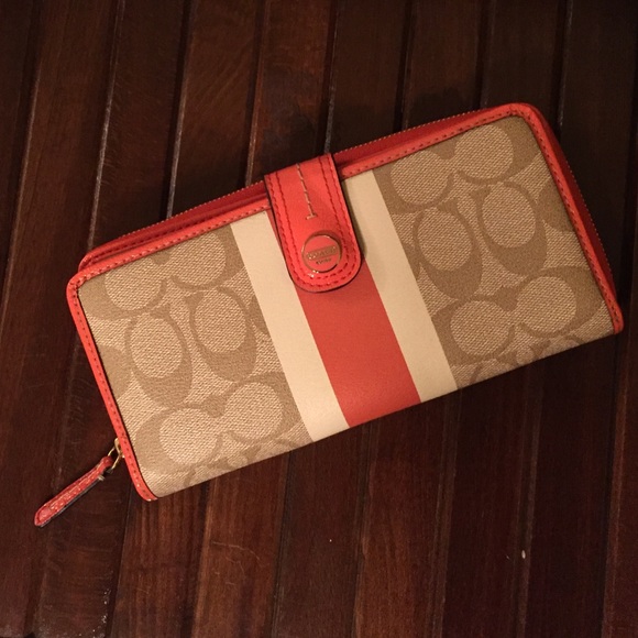 Coach Handbags - 💕🌺Coach Signature Wallet🌺💕