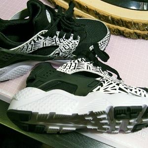 *SOLD* GS Nike Huarache Run Tribal Print