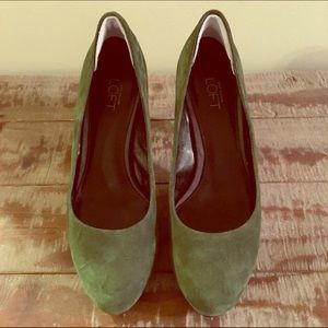 Ann Taylor Green Suede Pumps
