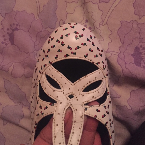 T.U.K. White Mary Jane heels w Cherries - Picture 4 of 4