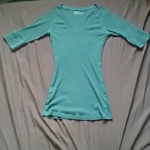 Green v-neck short sleeve tee