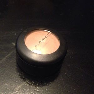 MAC Concealer in NW25