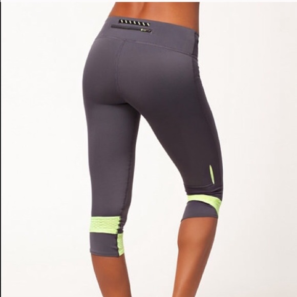Under armour compression Capri- MAKE AN OFFER!!