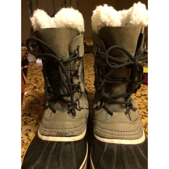 sorel caribou waterproof snow boots - size 9