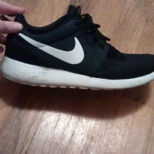 Black and white Nike Roshe