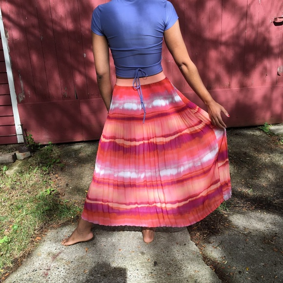 ✨HP✨ Pleated Maxi Skirt - Picture 2 of 4