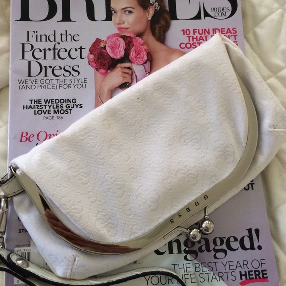 Guess clutch perfect for any occasion 👛