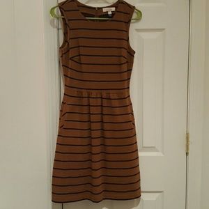 Sleeveless dress with pockets