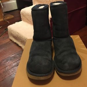 Size 9, short classic, navy Uggs
