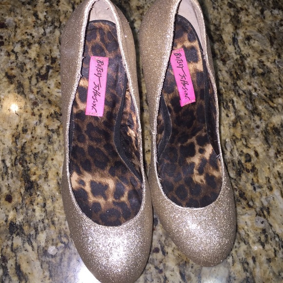 Gold glitter Betsey Johnson Pumps!