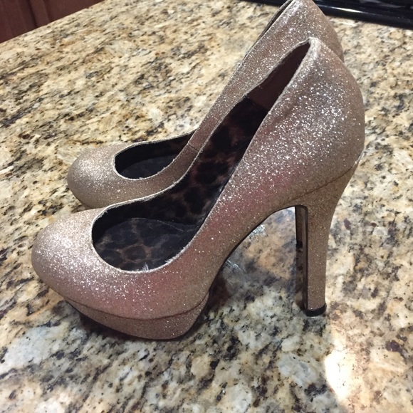 CLARK GOLD | Women Gold glitter Betsey Johnson Pumps!