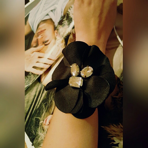 Black silk flower bracelet - Picture 1 of 3