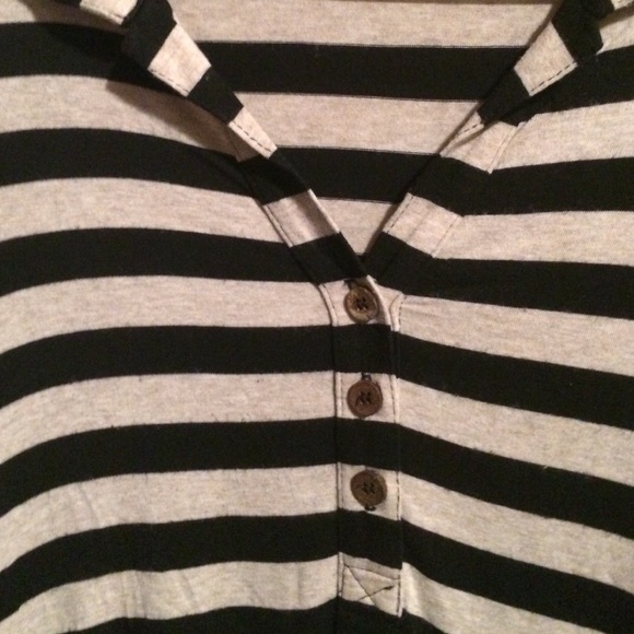 Black and khaki/tan collared high low blouse - Picture 2 of 3